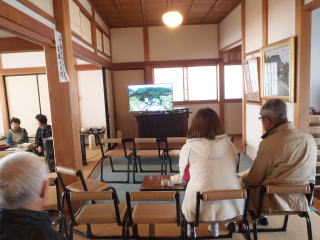 甘露寺再興４００年記念のビデオに見入る人達