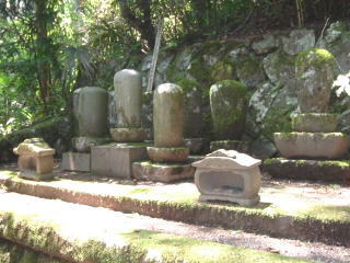 甘露寺の歴住さん墓地