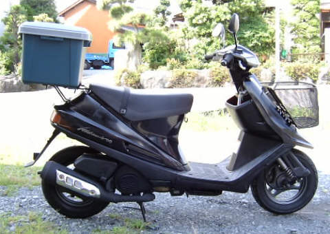 スズキ アドレスV100、真横とメーターパネル