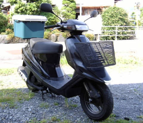 スズキ アドレスV100、斜めから