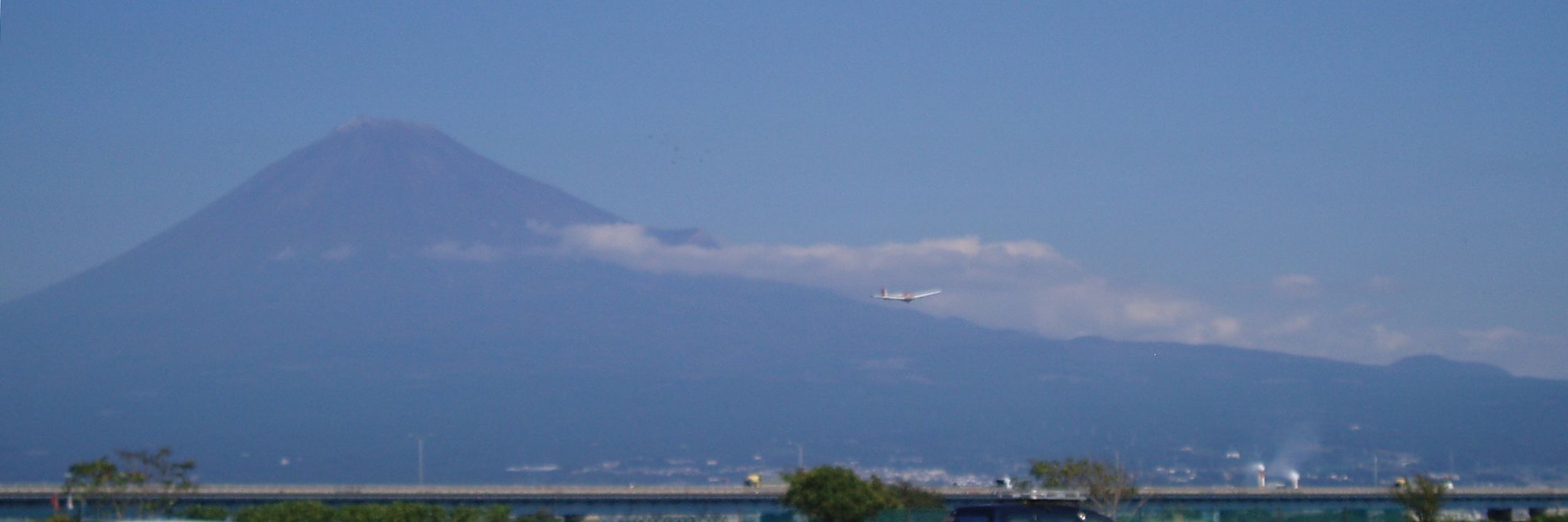 秋の空に舞うグライダーと富士(2007年10月 富士市)