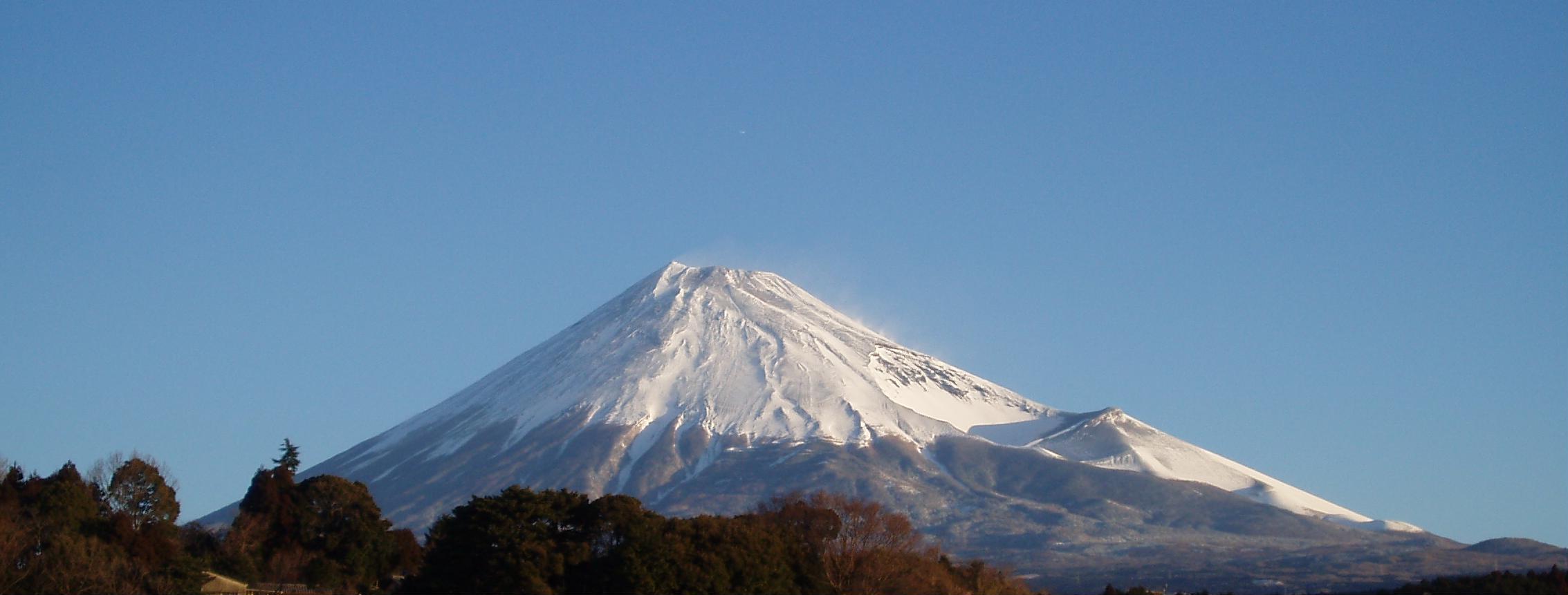 厳冬の朝に雪煙が舞い上がる富士(2008年2月 富士市)