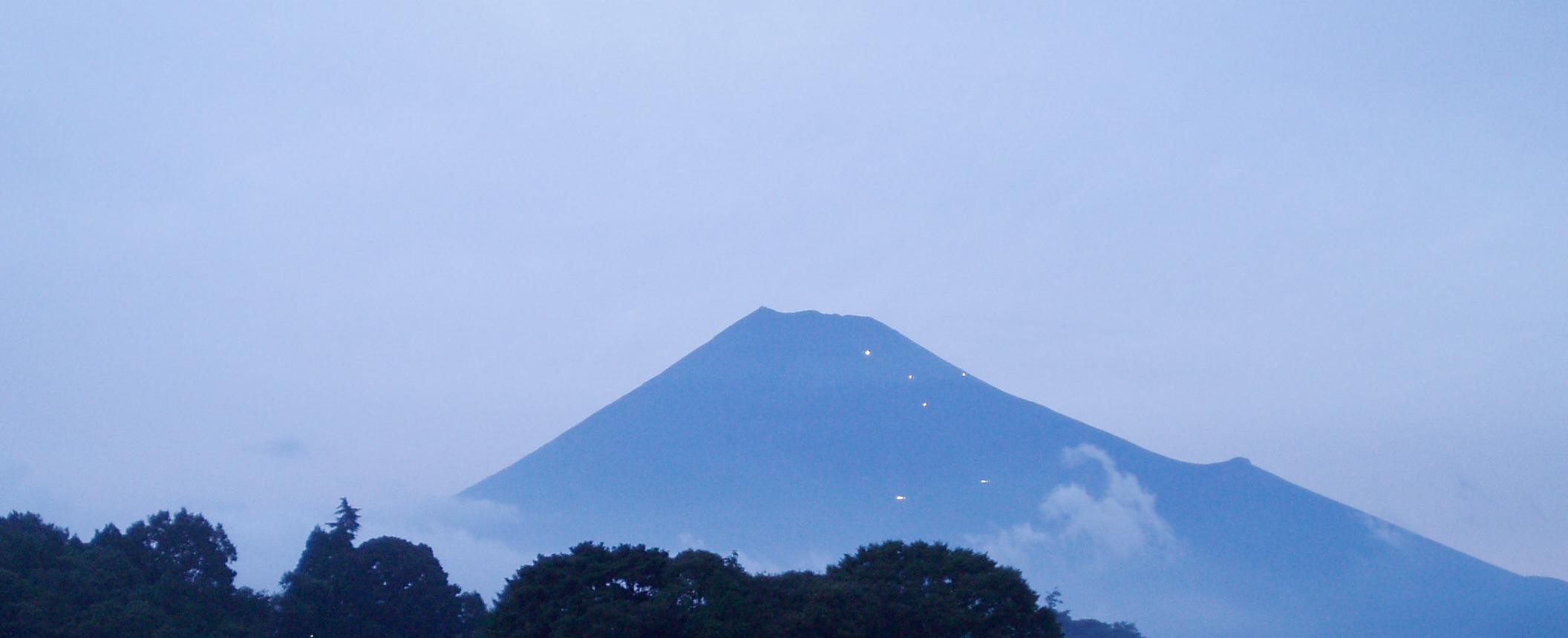 盛夏，山小屋の灯りが瞬く夕暮れの富士(2008年8月 富士市)