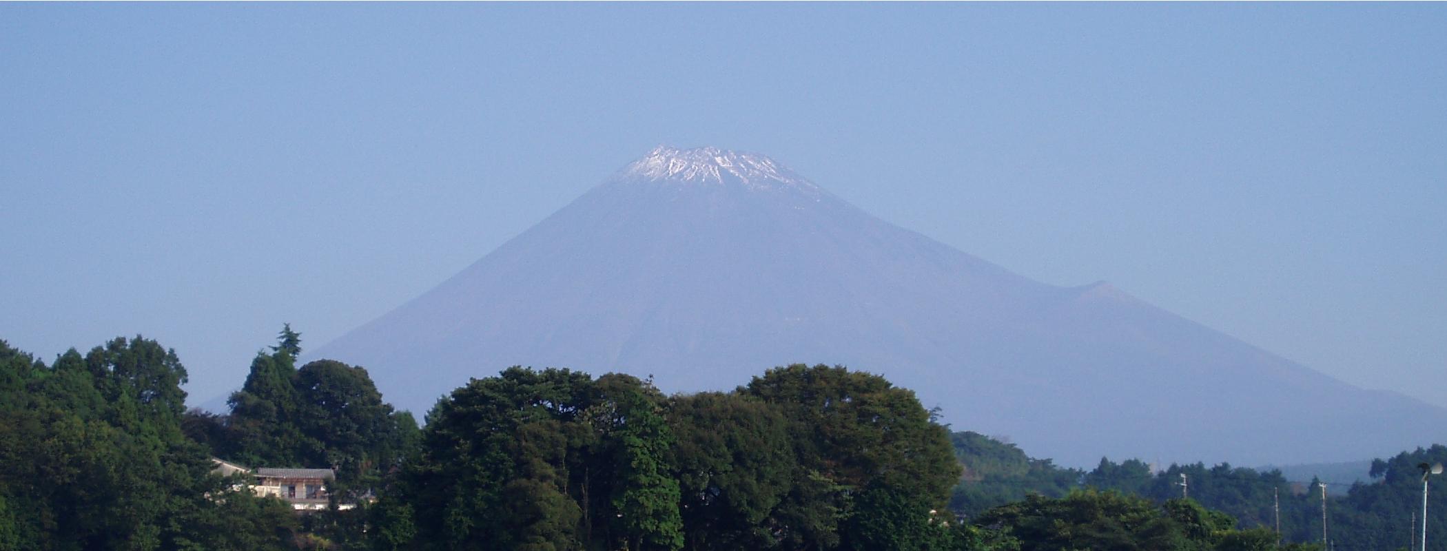 中秋の候，山頂に冠雪を戴いた朝の富士(2008年10月 富士市)