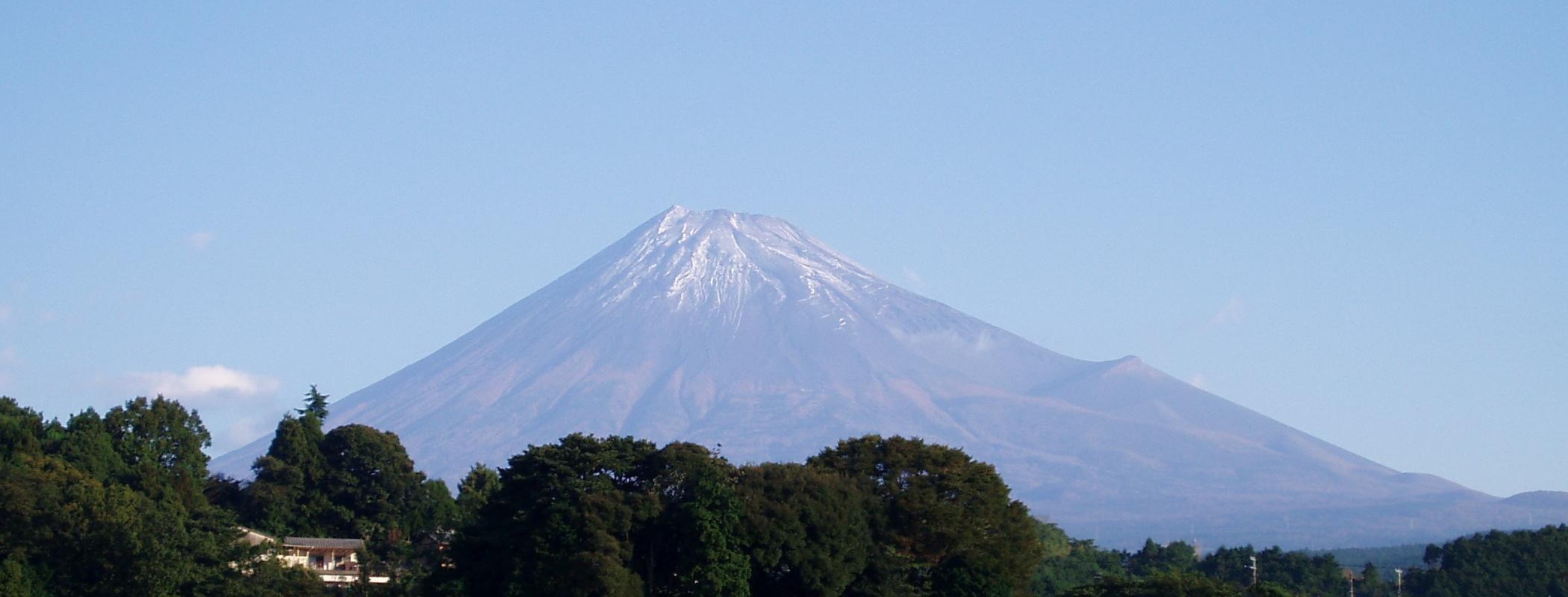 秋たけなわ，山肌が色づいた朝の富士(2008年10月 富士市)