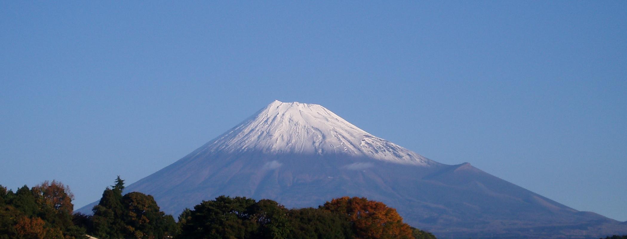 山頂は薄化粧，早くも冬を迎える仕度か，晩秋の富士(2008年11月 富士市)