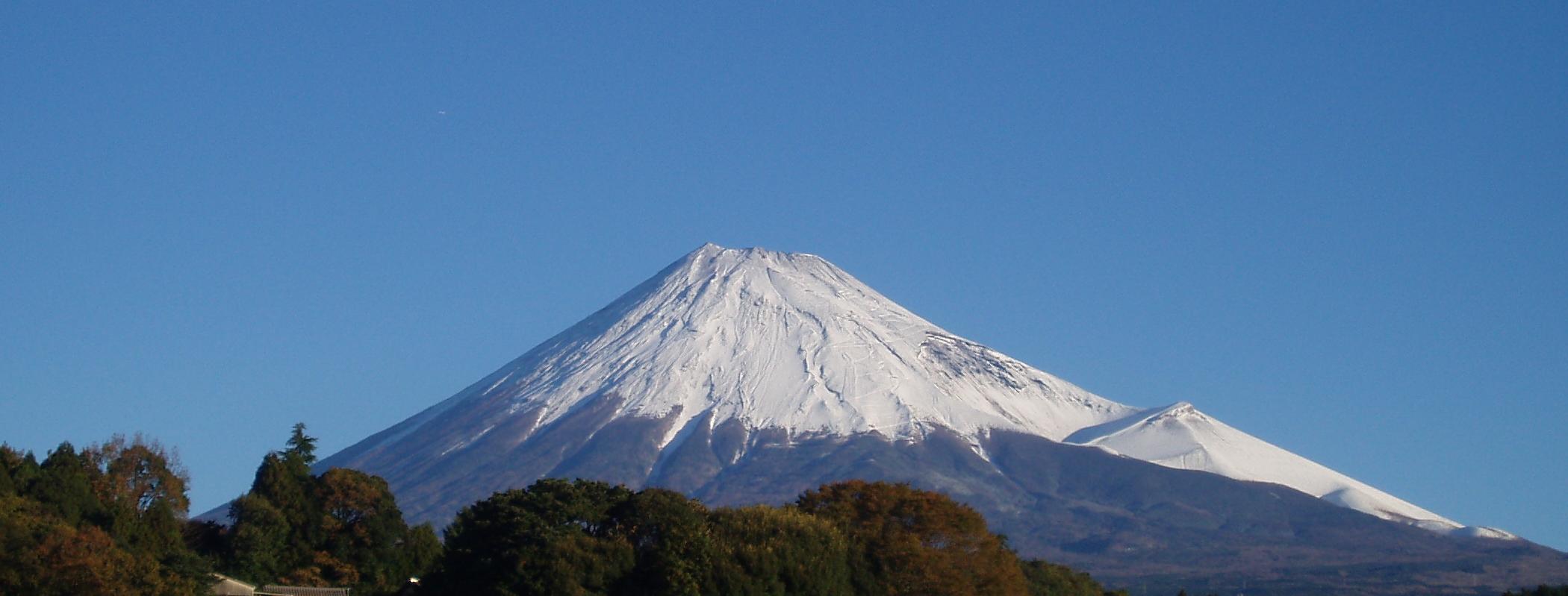晩秋，早めの雪を戴いた富士の山(2010年10月富士市)