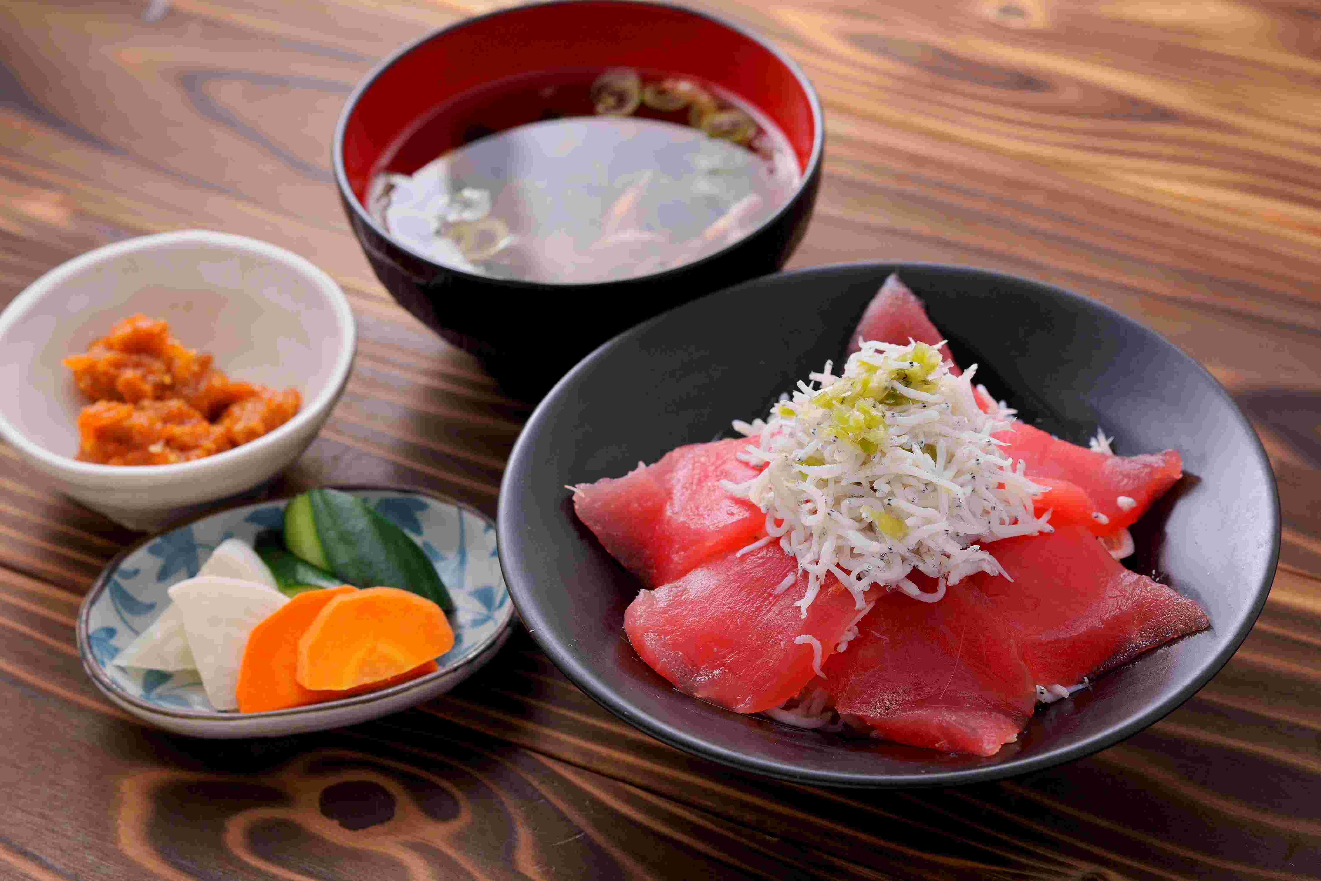 釜揚げシラスとまぐろ丼