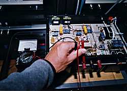 �o�͒[�q�̂c�b�`�F�b�N